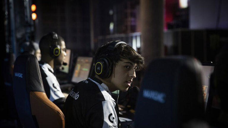 Image of Beaulo playing in a Rainbow Six Siege esports competition